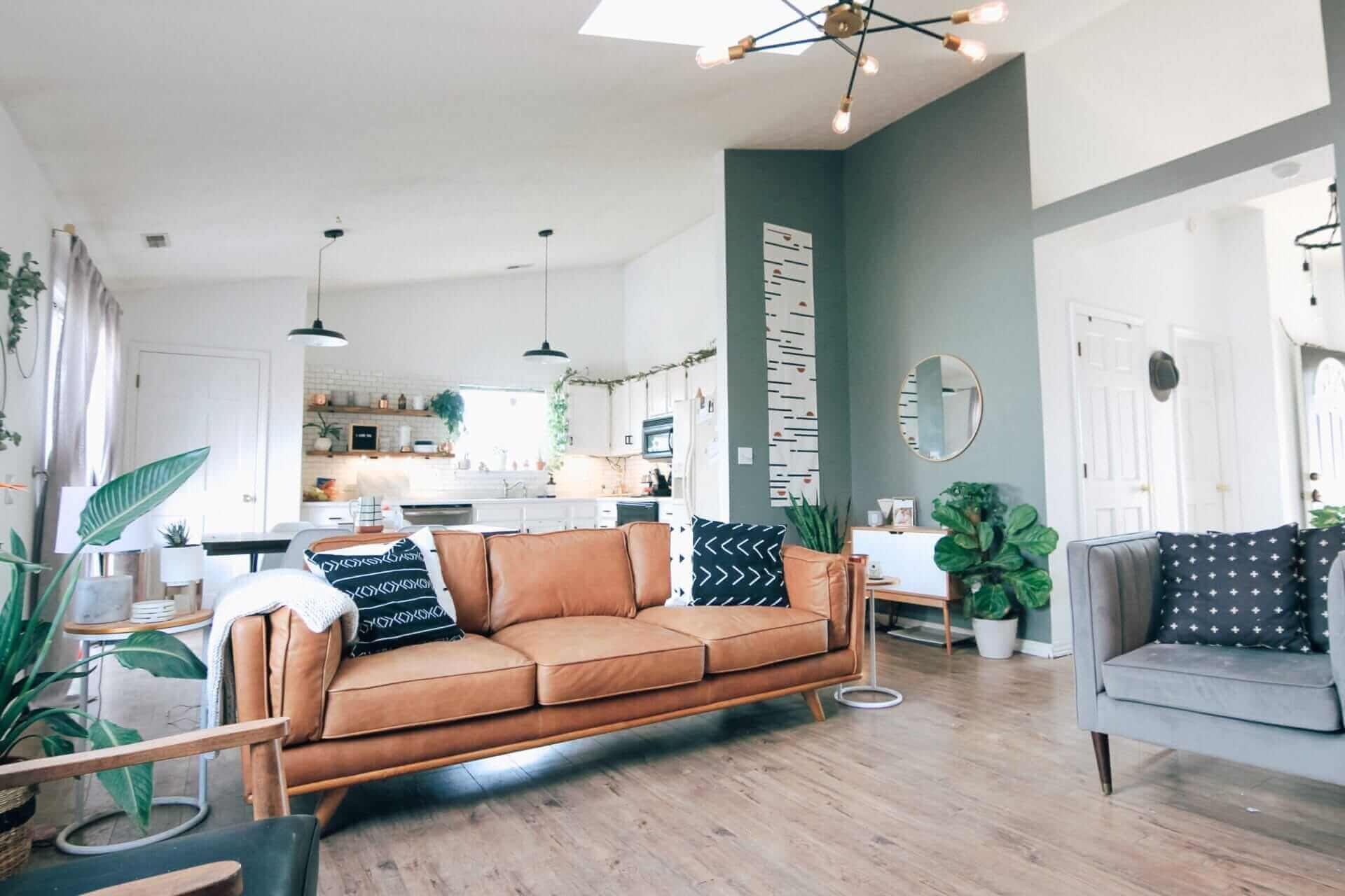 ข้อแตกต่างระหว่าง ลิฟต์บ้าน กับ ลิฟต์บันได 23 orange-sofa-with-green-wallpaper-living-room