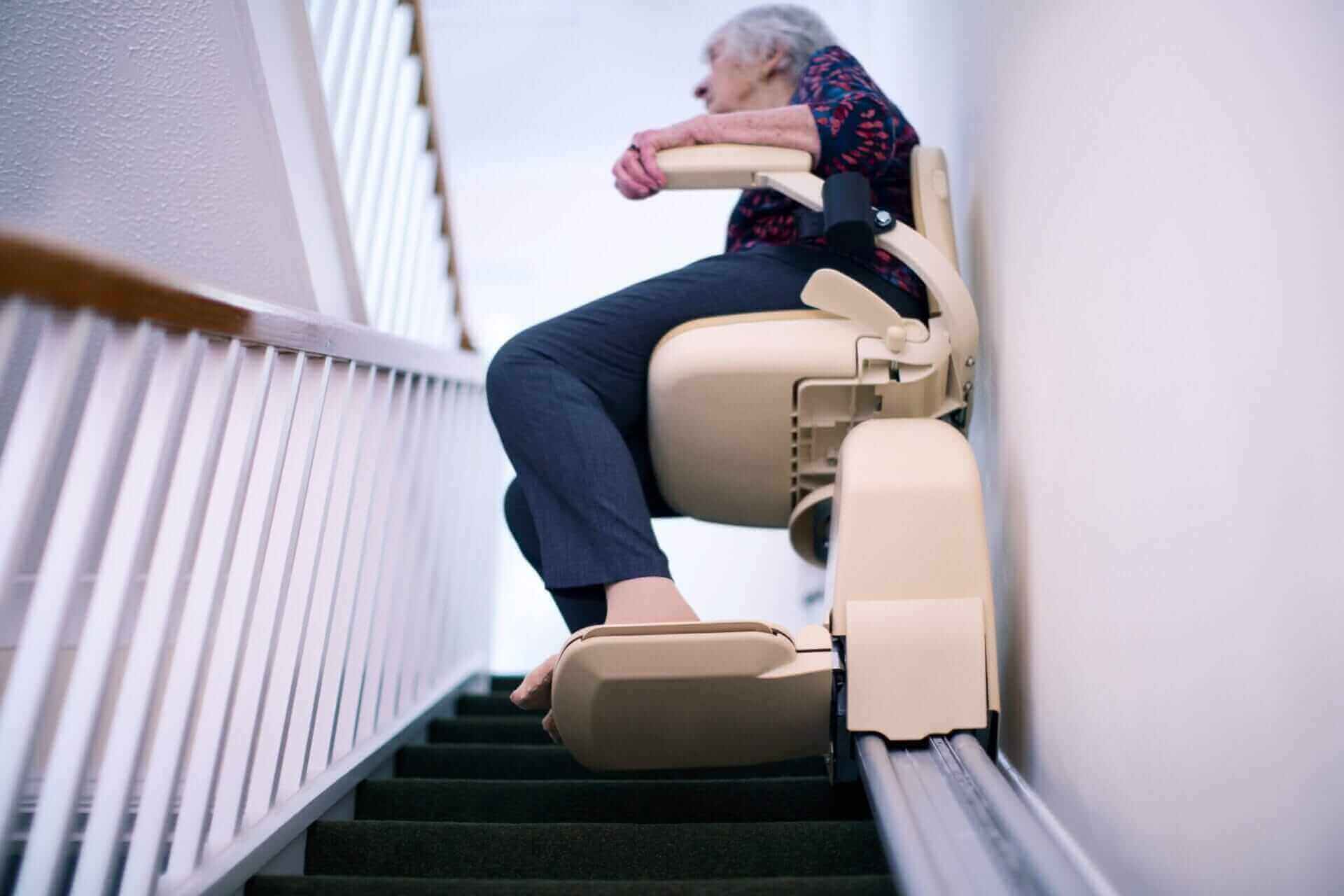 ข้อแตกต่างระหว่าง ลิฟต์บ้าน กับ ลิฟต์บันได 22 stair lift elders using near stairs