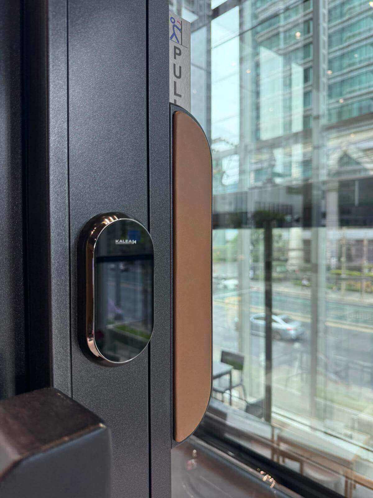 kalea-x50-limited-floor-indicator-สุดหรู-ติดตั้งลิฟท์.jpg kalea-x50-limited-floor-indicator-ปุ่มลิฟท์เรียกสุดหรูพร้อมด้ามจับประตู พรีเมียม